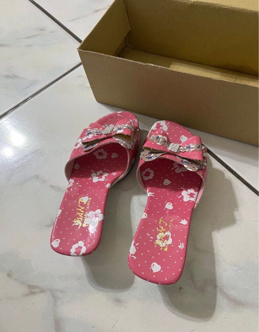 由 showft501 (刊登 ID 1379264834，圖片 2) 提交，位於 新北市 (New Taipei) 的 二手幼童鞋子 (類別：嬰兒及兒童流行時尚)，說明：幼童拖鞋 好看、耐穿～ 尺寸：18cm 有些地方小髒但不影響整體穿著 不介意者再下單 (產品顏色可能會因網頁呈現與拍攝關係產生色差，圖片僅供參考，商品依實際供貨樣式為準。 ) 商品售出 不接受退換貨 有問題都歡迎聊聊😊 #幼童#拖鞋#鞋子。