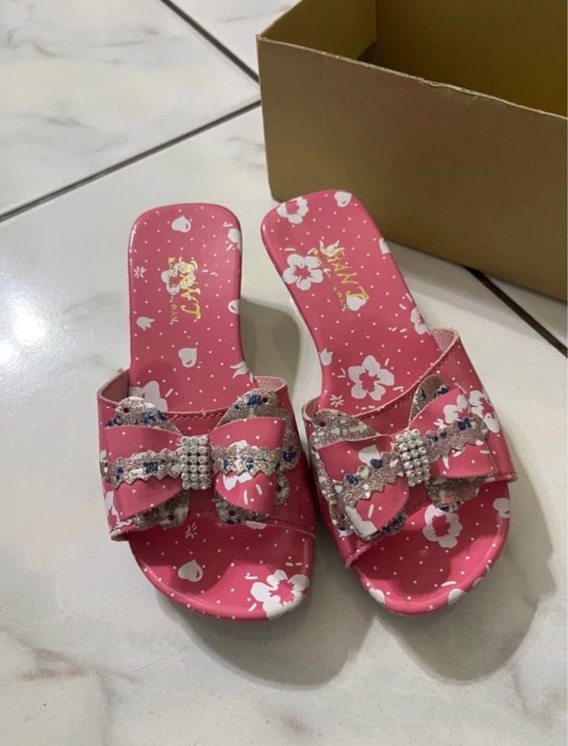 由 showft501 (刊登 ID 1379264834，圖片 1) 提交，位於 新北市 (New Taipei) 的 二手幼童鞋子 (類別：嬰兒及兒童流行時尚)，說明：幼童拖鞋 好看、耐穿～ 尺寸：18cm 有些地方小髒但不影響整體穿著 不介意者再下單 (產品顏色可能會因網頁呈現與拍攝關係產生色差，圖片僅供參考，商品依實際供貨樣式為準。 ) 商品售出 不接受退換貨 有問題都歡迎聊聊😊 #幼童#拖鞋#鞋子。