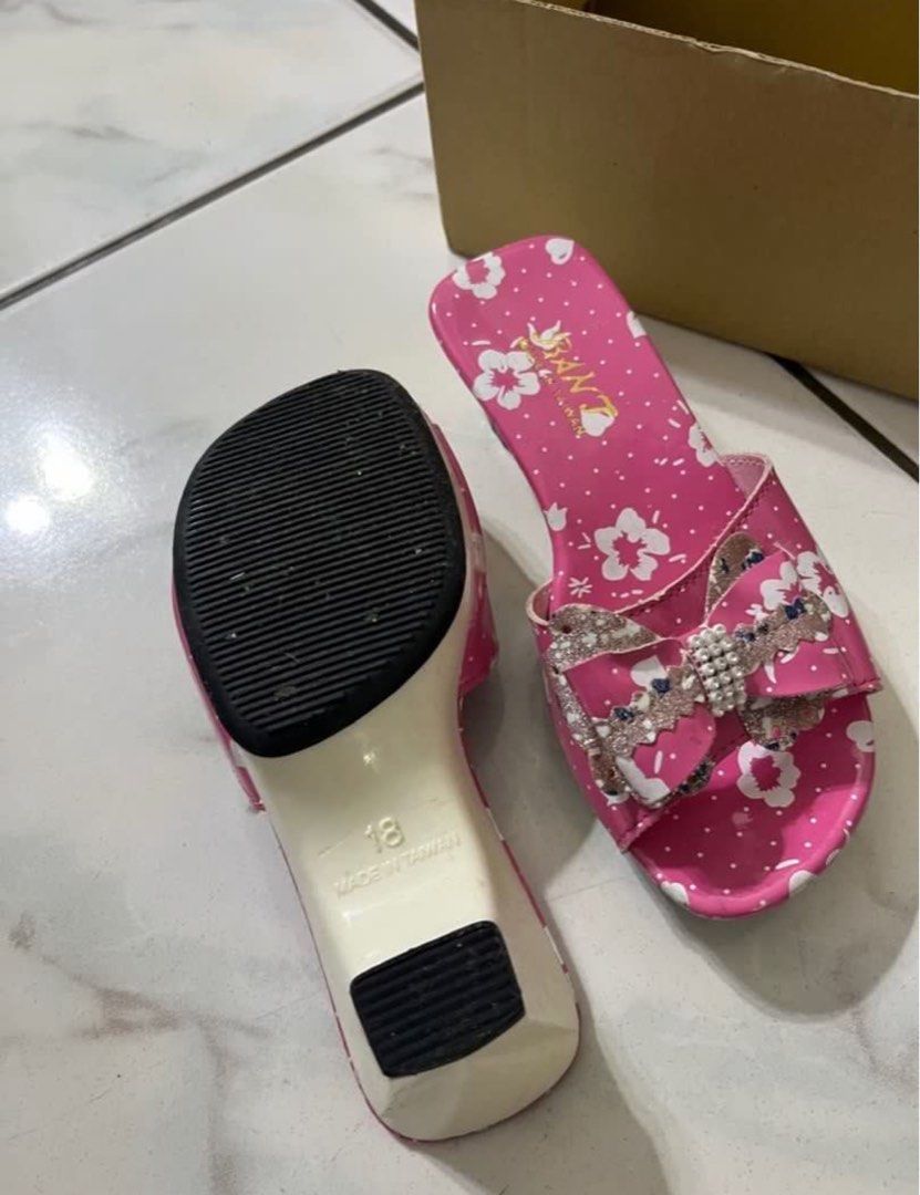 由 showft501 (刊登 ID 1379264834，圖片 3) 提交，位於 新北市 (New Taipei) 的 二手幼童鞋子 (類別：嬰兒及兒童流行時尚)，說明：幼童拖鞋 好看、耐穿～ 尺寸：18cm 有些地方小髒但不影響整體穿著 不介意者再下單 (產品顏色可能會因網頁呈現與拍攝關係產生色差，圖片僅供參考，商品依實際供貨樣式為準。 ) 商品售出 不接受退換貨 有問題都歡迎聊聊😊 #幼童#拖鞋#鞋子。