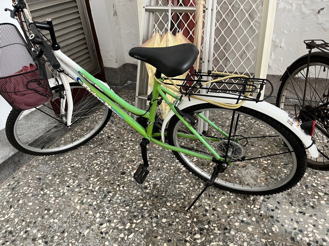由 iknownothig_exceptyou (刊登 ID 1379188816，圖片 2) 提交，位於 台中市 (Taichung) 的 代步腳踏車 平把的 Taichung only (類別：單車)，說明：2025/08/10 new pics I think it’s 26 inch I can’t sent it by anyways. Buyer should come and take it yourself. The nearest public traffic station is by train:Wuquan Station . Google it , thank you 台中市西區，請直接騎走 這台放三個月沒騎了 應該是有點消風了 稍微保養一下應該就可以用了 Taichung only ( at train: Wuquan Station ) 。