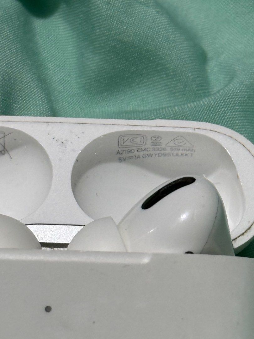Apple Airpods Pro Gen 1 (Category: Earphones) located in Mandaluyong City. Submitted by domdomdomodm (Listing ID 1379318063, Image 3). Description: Legit guaranteed Apple Airpods Gen 2 Good condition Orig no box Same serial number in the pics.