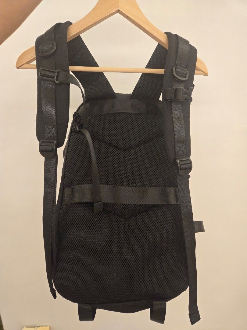 Black Functional Backpack （分類：背包）位於 Hong Kong。 由 cloveryuen 提交（商品編號 1379312751，圖片 2）。簡介： 全新。