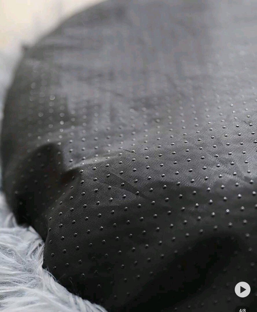 Brand New Fluffy Round Pet Bed Grey Size M (Category: Homes & Other Pet Accessories) located in Singapore. Submitted by mccutie0903 (Listing ID 1379164266, Image 2). Description: brand new cosy round pet bed grey my cat didn't even bother to touch it! 😭😔 got for $13 selling for $10 self collect at Bukit Batok.