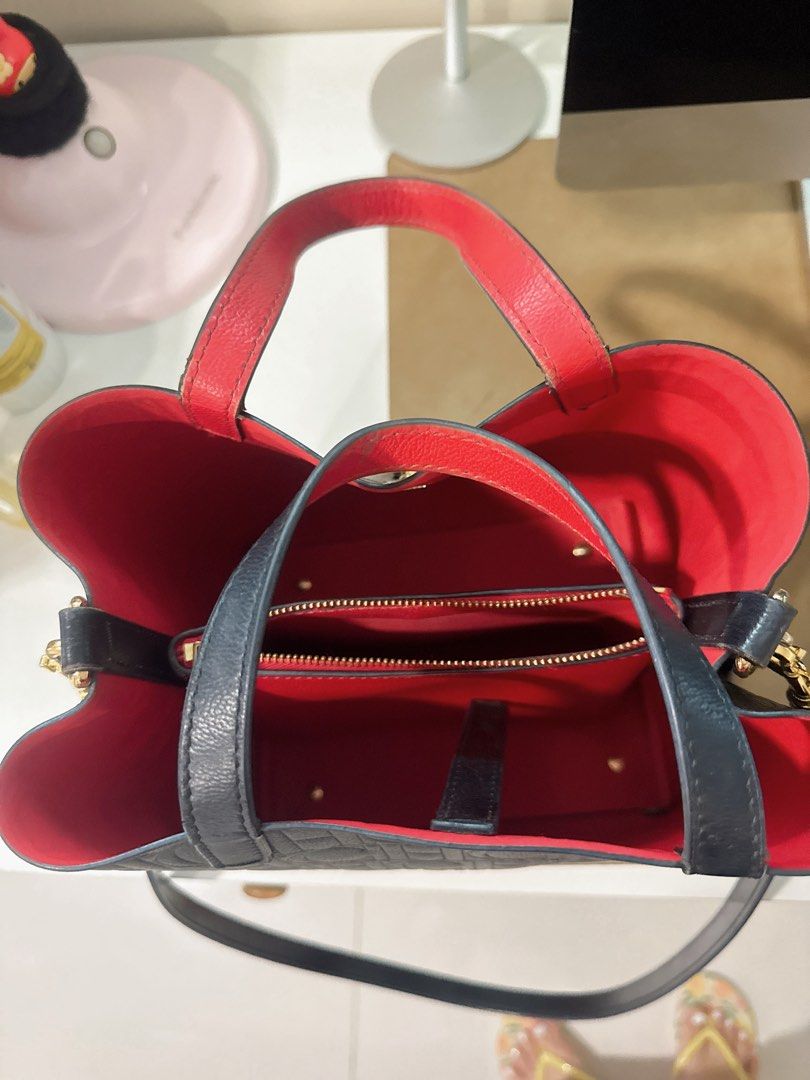 Carolina Herrera Handbag (Category: Bags & Wallets) located in Singapore. Submitted by Littleoranges (Listing ID 1379144220, Image 3). Description: Bought at MBS CH boutique for my self use. Best selling model in Dubai. Retail price $1.6K, CH never give discount. .