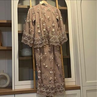 (Category: ) located in . Submitted by rewarewardrobe (Listing ID 1379235688, Image 1). Description: .