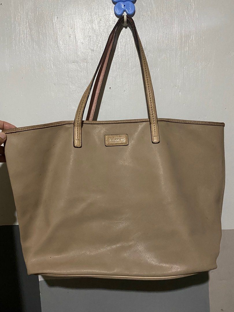 Coach (Category: Tote Bags) located in Tarlac. Submitted by browna9 (Listing ID 1379174523, Image 1). Description: Auth Coach leather tote bag P wede pang araw-araw, pa malengke at pang layas Large size Bawal sa maarte J&t courier.