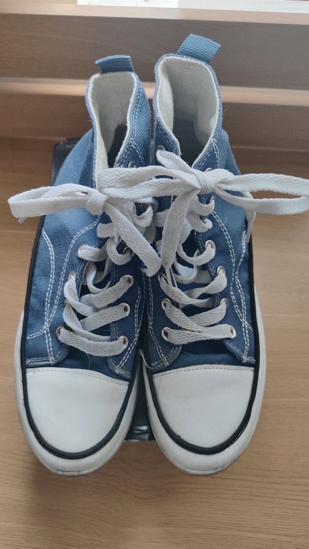 Converse Chuck Taylor (Category: Babies & Kids Fashion) located in Cavite. Submitted by mythingee (Listing ID 1379283461, Image 3). Description: Preloved Chuck and Taylor Size 36 for petite boys 📍Cavite.