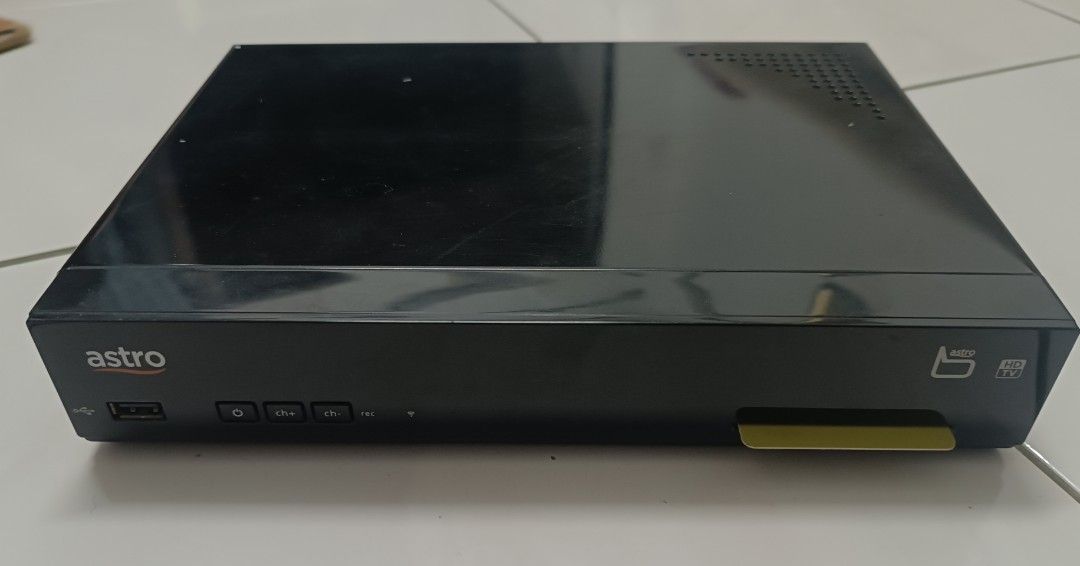 Decoder Astro (Category: Media Streamers & Hubs) located in Puchong. Submitted by bosco24 (Listing ID 1379278314, Image 2). Description: Complete set Decoder with smart card Remote Power Adapter B28F9S.