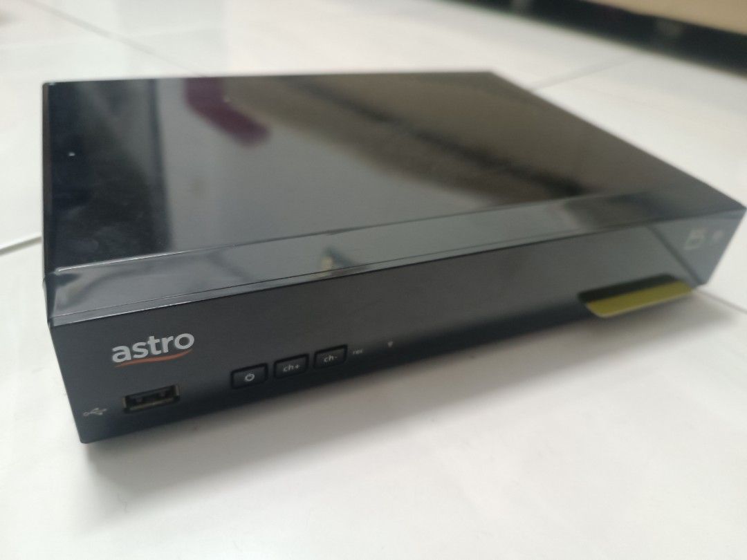 Decoder Astro (Category: Media Streamers & Hubs) located in Puchong. Submitted by bosco24 (Listing ID 1379278314, Image 1). Description: Complete set Decoder with smart card Remote Power Adapter B28F9S.