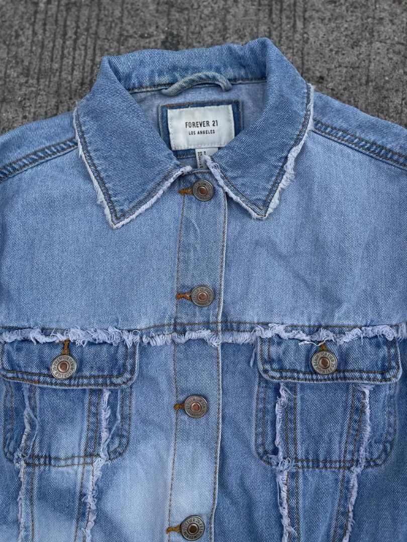 FOREVER 21 CROPPED DENIM JACKET (Category: Coats, Jackets and Outerwear) located in Manila. Submitted by ptrckvlr_ (Listing ID 1379140878, Image 2). Description: FOREVER 21 CROPPED DENIM 📌 Excellent Condition 📏 Estimated Size: XS / Petite Fit Pit to Pit: 18.5” | Length: 18.5” 💰 ₱499 + SF ✅ Pang cropped fit or ladies.
