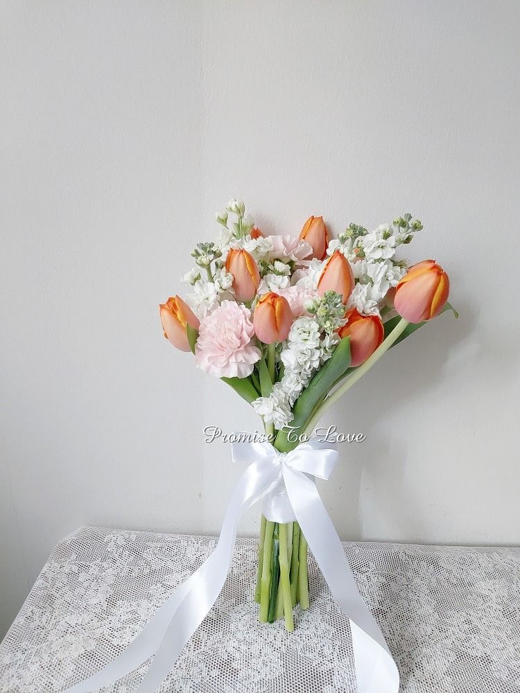 FREE delivery of fresh tulips and other flowers bridal bouquet (Engagement/ROM/Wedding) (Category: Flowers & Bouquets) located in Singapore. Submitted by promisetolove (Listing ID 1379143088, Image 1). Description: Fresh flowers bridal bouquet. Free in-house doorstep delivery service. Photo ©️ Promise To Love.