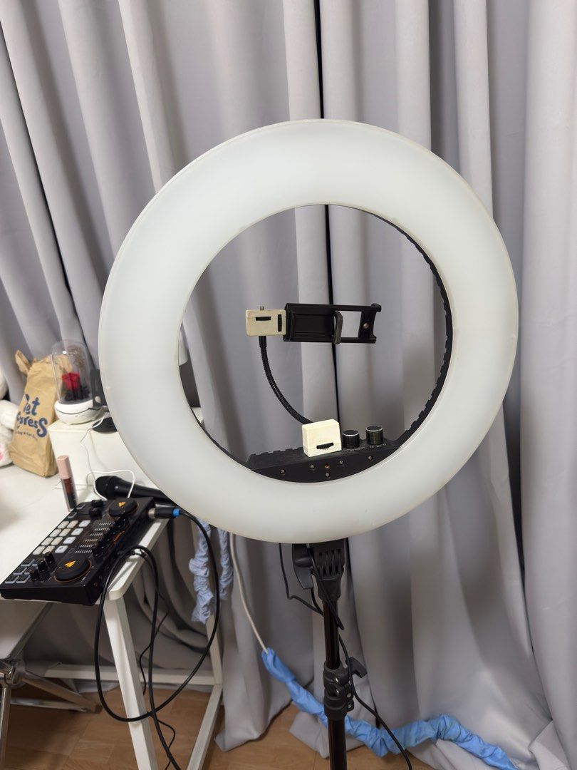Gladking Ringlight (Category: Lighting) located in Obando. Submitted by playdressup.ph (Listing ID 1379304770, Image 1). Description: rfs: di na nagagamit. inclusions: bag ringlight mirror cable complete inclusions !!! .
