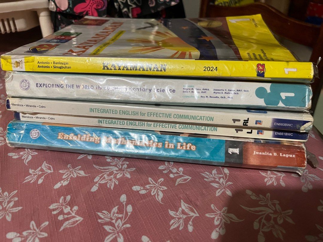 Grade 1 Books for Sale (Category: Textbooks) located in Quezon City. Submitted by bebelablabnimylad (Listing ID 1379177283, Image 1). Description: Grade 1 Books for Sale take all for only 500pesos . 100 pesos each 📕Language- Integrated English for Effective Communication 📕Science- Exploring the World through Elementary Science 📕Kayamanan- Batayan at Sanayang Aklat sa Makabansa 📕Math- Enfolding Mathematics in Life.