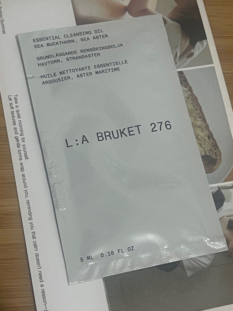 由 abamby (刊登 ID 1379231115，圖片 1) 提交，位於 台北市 (Taipei) 的 L:A BRUKET 276純淨平衡潔顏油 5ml (類別：護膚、清潔產品)，說明：效期 2025/07 不單賣🫶🏻 卸妝、清潔、舒緩、滋養，四種功效一次到位 肌膚保養關鍵第一步從潔顏開始，建議搭配溫和柔嫩潔顏乳完成雙重清潔(double cleansing)，有效去除髒污並保持臉部肌膚的健康平衡。 100%天然來源的卸妝油，流動性佳、溫和溶解臉部、眼周和嘴唇的皮脂與彩妝。 以富含omega 3, 6, 9的沙棘果萃取提供清潔與滋養效果，海紫菀油含大量維他命E，預防發炎、減少乾燥，使膚色均勻，成分中的蓖麻油亦可在卸妝清潔同時強化睫毛韌性。。