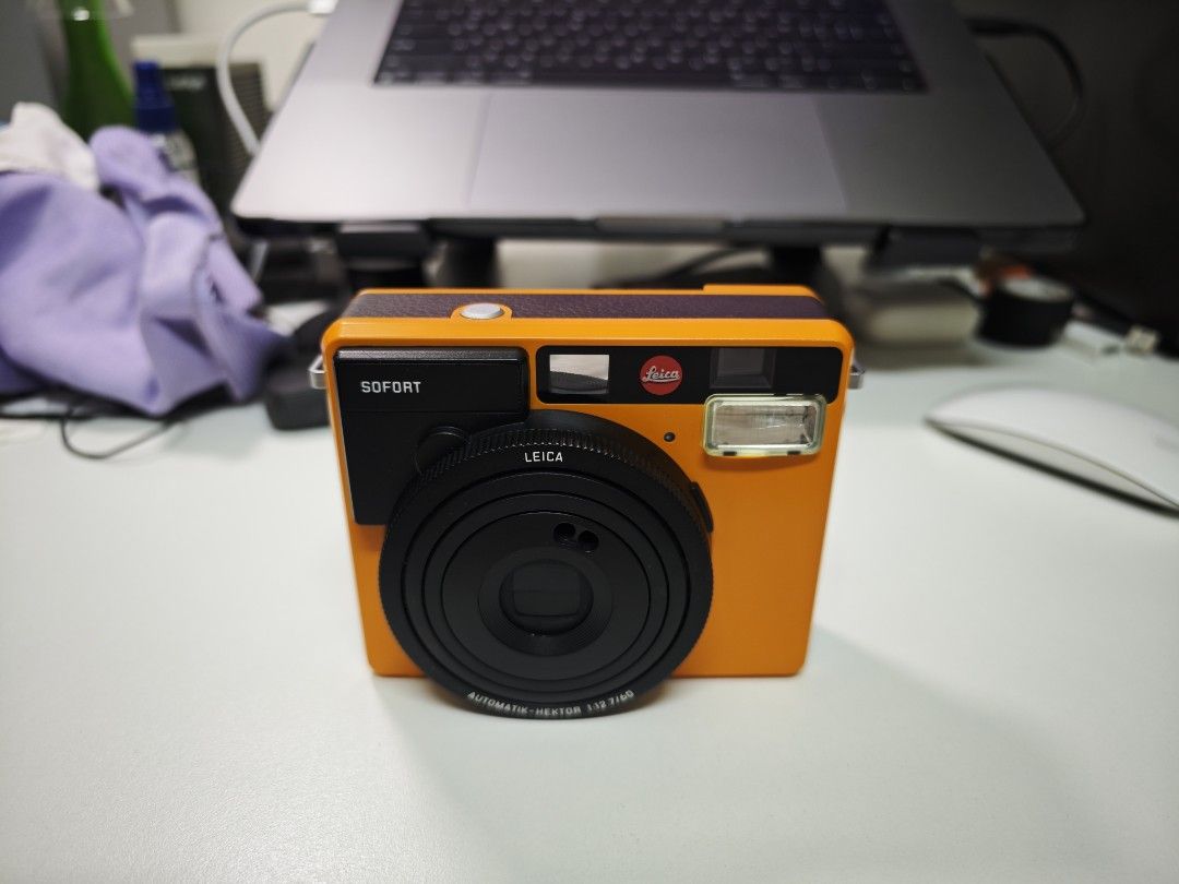 由 johnger850305 (刊登 ID 1379255534，圖片 1) 提交，位於 高雄市 (Kaohsiung) 的 LEICA SOFORT 1 拍立得 橘色 (類別：相機)，說明：二手 無盒裝 配件僅有原廠電池一顆 - 外觀9成新 底部後側中間有一小處刮痕 觀景窗左上角有輕微掉漆 其餘部分都算滿新的 - 高雄市三民區星巴克九如門市可以面交試機 外縣市可以匯款寄送 也可以直接下標7-11貨到付款。