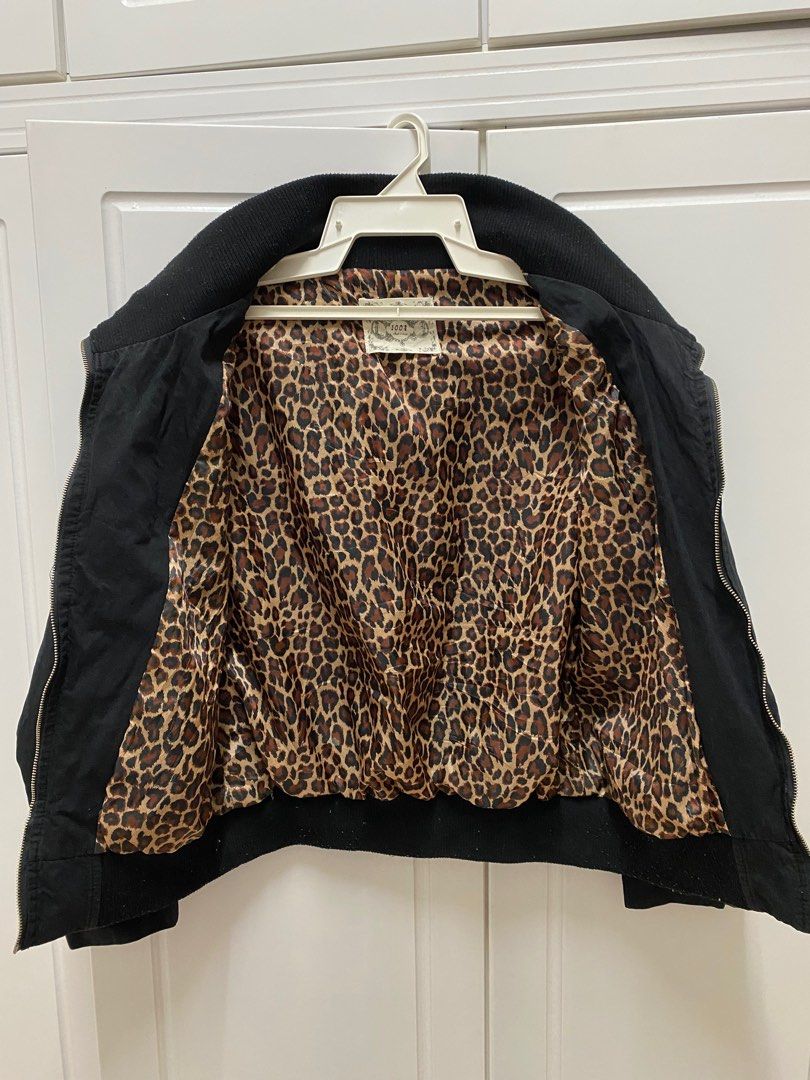 Leopard jacket (Category: Coats, Jackets and Outerwear) located in Kota Bharu. Submitted by herbundle (Listing ID 1379279220, Image 2). Description: Pit 19/22.5 Condition 8.5/10.