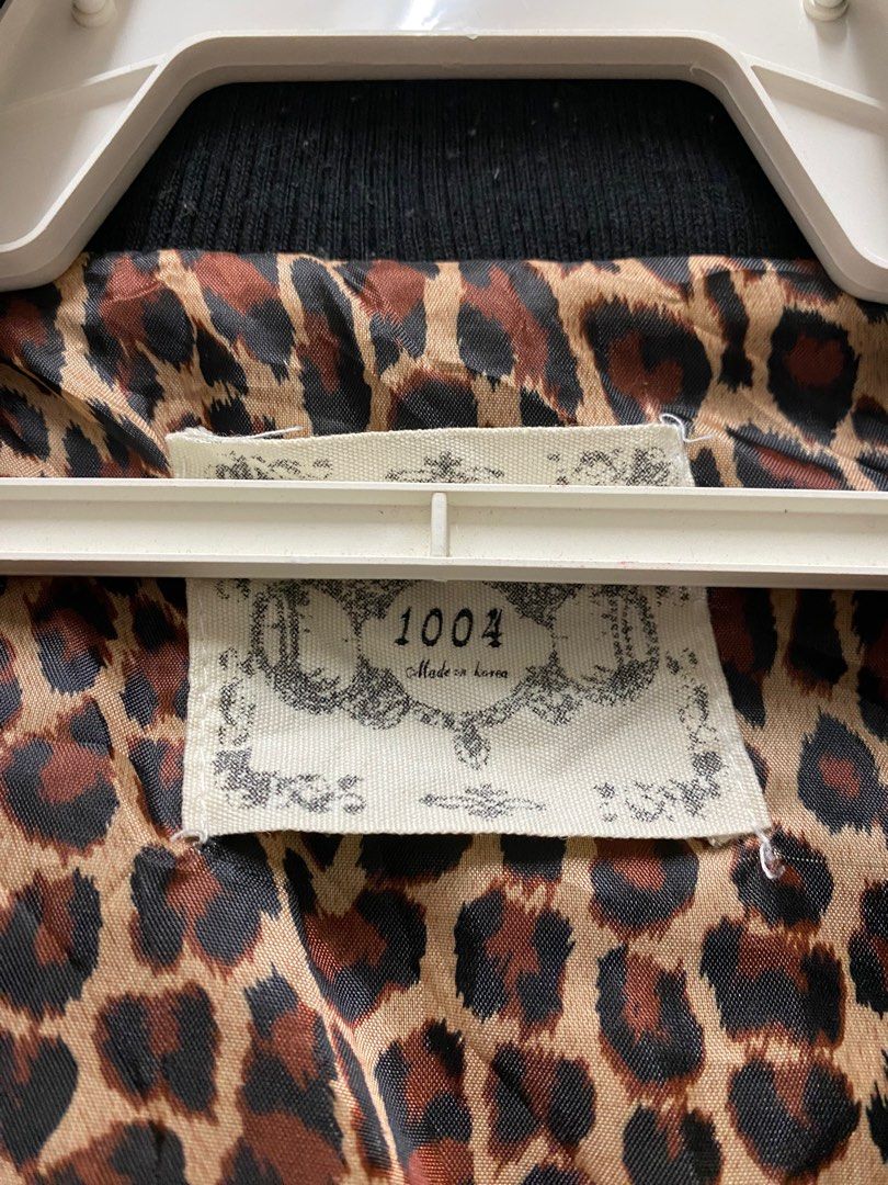 Leopard jacket (Category: Coats, Jackets and Outerwear) located in Kota Bharu. Submitted by herbundle (Listing ID 1379279220, Image 3). Description: Pit 19/22.5 Condition 8.5/10.