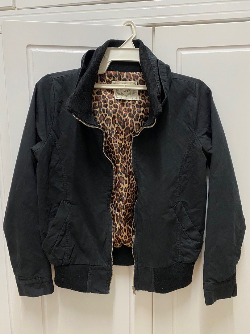 Leopard jacket (Category: Coats, Jackets and Outerwear) located in Kota Bharu. Submitted by herbundle (Listing ID 1379279220, Image 1). Description: Pit 19/22.5 Condition 8.5/10.