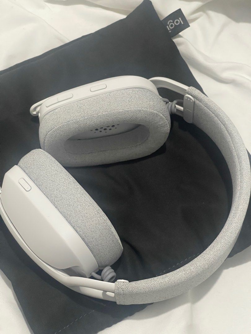 Brand New Logitech Zone Vibe 100 (Category: Headphones & Headsets) located in Manila. Submitted by chiescake (Listing ID 1379319021, Image 2). Description: Got this for around 6k in Uptown BGC. Never been used. Just opened to take photos. Brand new talaga. RFS: Decluttering..