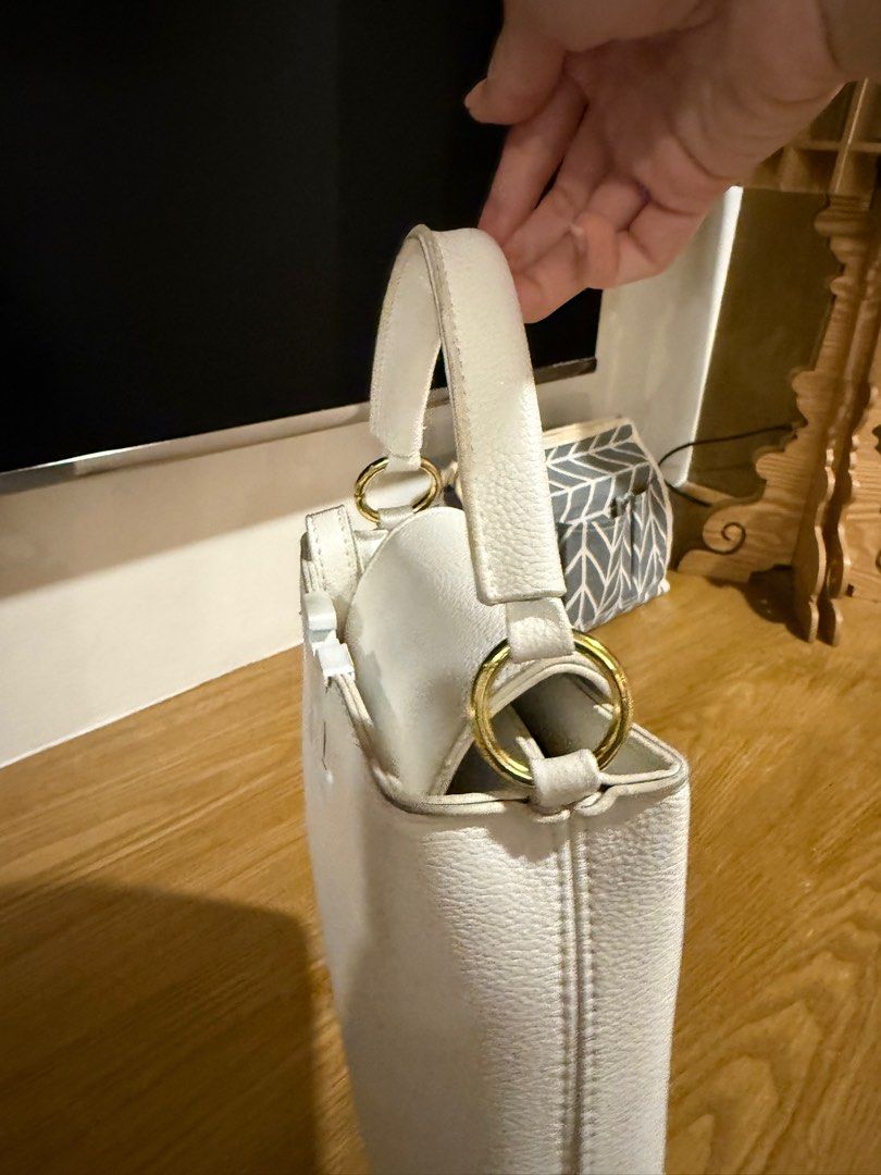 Louis Vuitton Capucines Mini White (Category: Luxury Bags & Wallets) located in Taguig. Submitted by shopaholicismg (Listing ID 1379288658, Image 3). Description: .