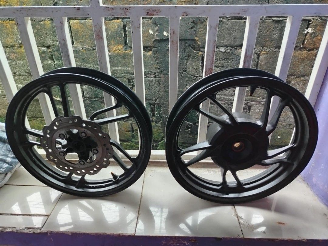 Honda Click 125i V3 Mags (Category: Mags and Tires) located in Taguig. Submitted by christinam08484 (Listing ID 1379132672, Image 1). Description: Original Mags of Honda Click 125i V3 -may onting fading lang ng paint pero okay naman kasama na rin ang disc. rfs: bumili ng bago yung papa ko and hindi naman na gagamitin. You can pm me for more information about the item. meet up: SM Bicutan Waltermart Bicutan or near Taguig City.