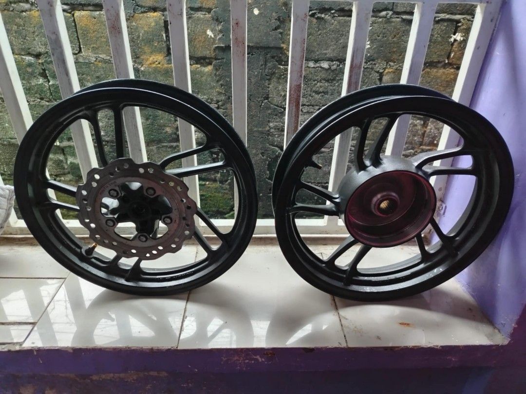 Honda Click 125i V3 Mags (Category: Mags and Tires) located in Taguig. Submitted by christinam08484 (Listing ID 1379132672, Image 2). Description: Original Mags of Honda Click 125i V3 -may onting fading lang ng paint pero okay naman kasama na rin ang disc. rfs: bumili ng bago yung papa ko and hindi naman na gagamitin. You can pm me for more information about the item. meet up: SM Bicutan Waltermart Bicutan or near Taguig City.