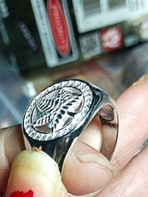 Mens ring leaf design with stone original silver 680 (Category: Rings) located in Caloocan City. Submitted by vellesboutiqueandmore (Listing ID 1173361890, Image 2). Description: price depends on size original silver💯 italy 925💯 size6to12 perfect gift🎁 to your loveones freebox ..no to bogus buyer bogus buyer will be reported rate 5star if satisfied to your order thanks ..