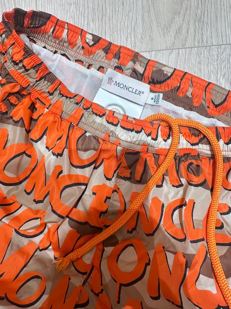 由 shishixying (刊登 ID 1379291381，圖片 2) 提交，位於 台北市 (Taipei) 的 保證正品moncler kids 130c字母海灘褲泳衣泳裝近全ㄒㄧㄣ ㄚ (類別：嬰兒及兒童流行時尚)，說明：Baby Madison購入 保證真品 130公分尺寸 只穿1次就穿不下了 便宜出售 。