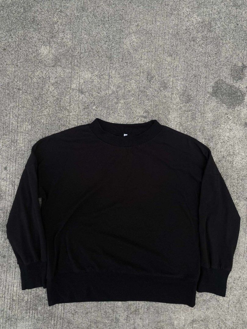 PLAIN BLACK SWEATSHIRT (Category: Coats, Jackets and Outerwear) located in Manila. Submitted by ptrckvlr_ (Listing ID 1379142092, Image 1). Description: PLAIN BLACK SWEATSHIRT 💎 📌 Excellent Condition 📏 Estimated Size: L Pit to Pit: 25” | Length: 27” 💰 ₱299 + SF ✅ Pang basics & layering .