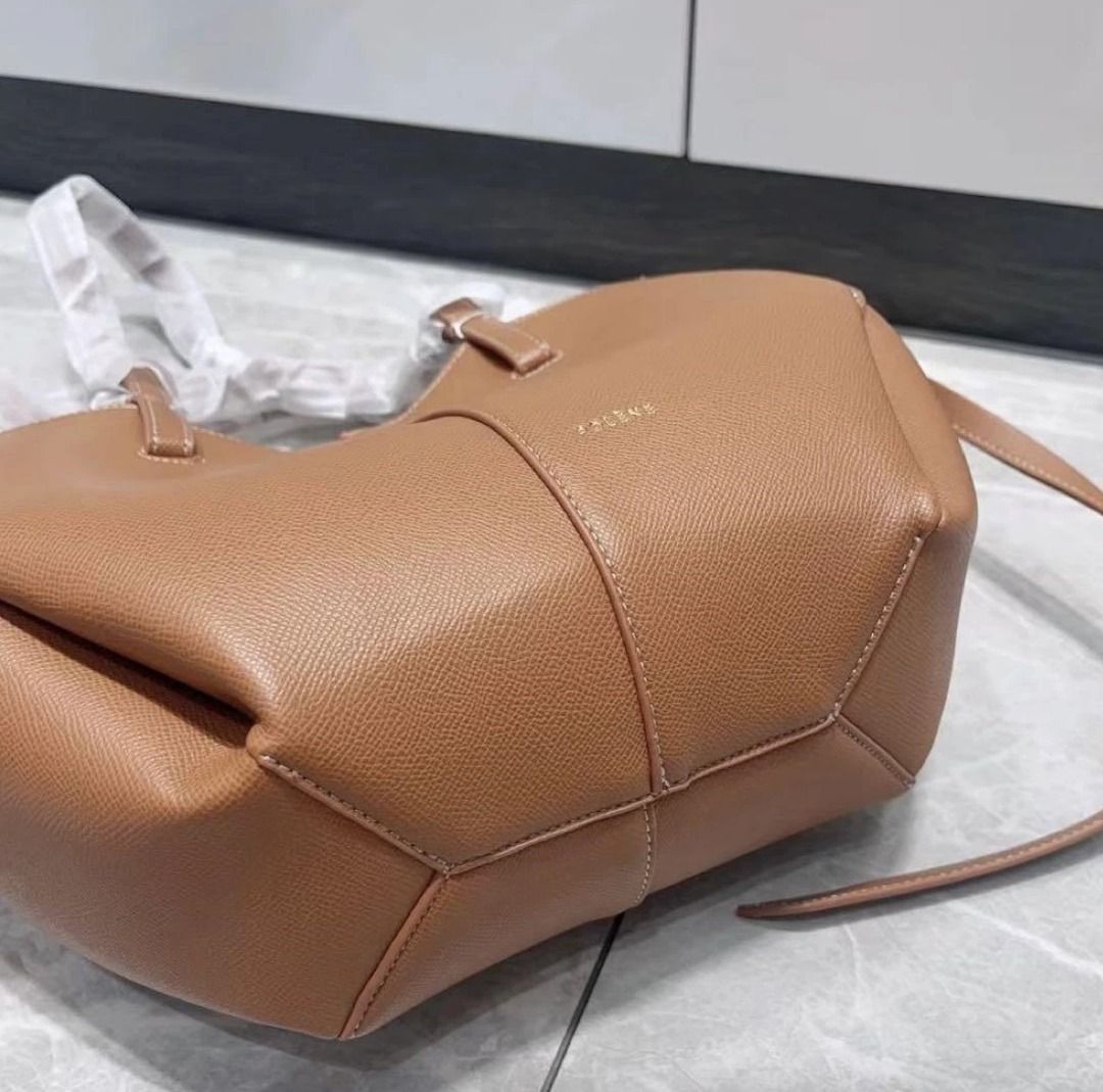 Polene Cyme (Category: Luxury Bags & Wallets) located in Quezon City. Submitted by giselleriva.luxe (Listing ID 1379209229, Image 3). Description: Mini: P5500 Other Colors Available Inclusions: Box, Dustbag, Carecard Free shipping Disclaimer: We are not associated or affiliated with any of the brands posted. All copyrights/trademarks are reserved to the original brand holders..