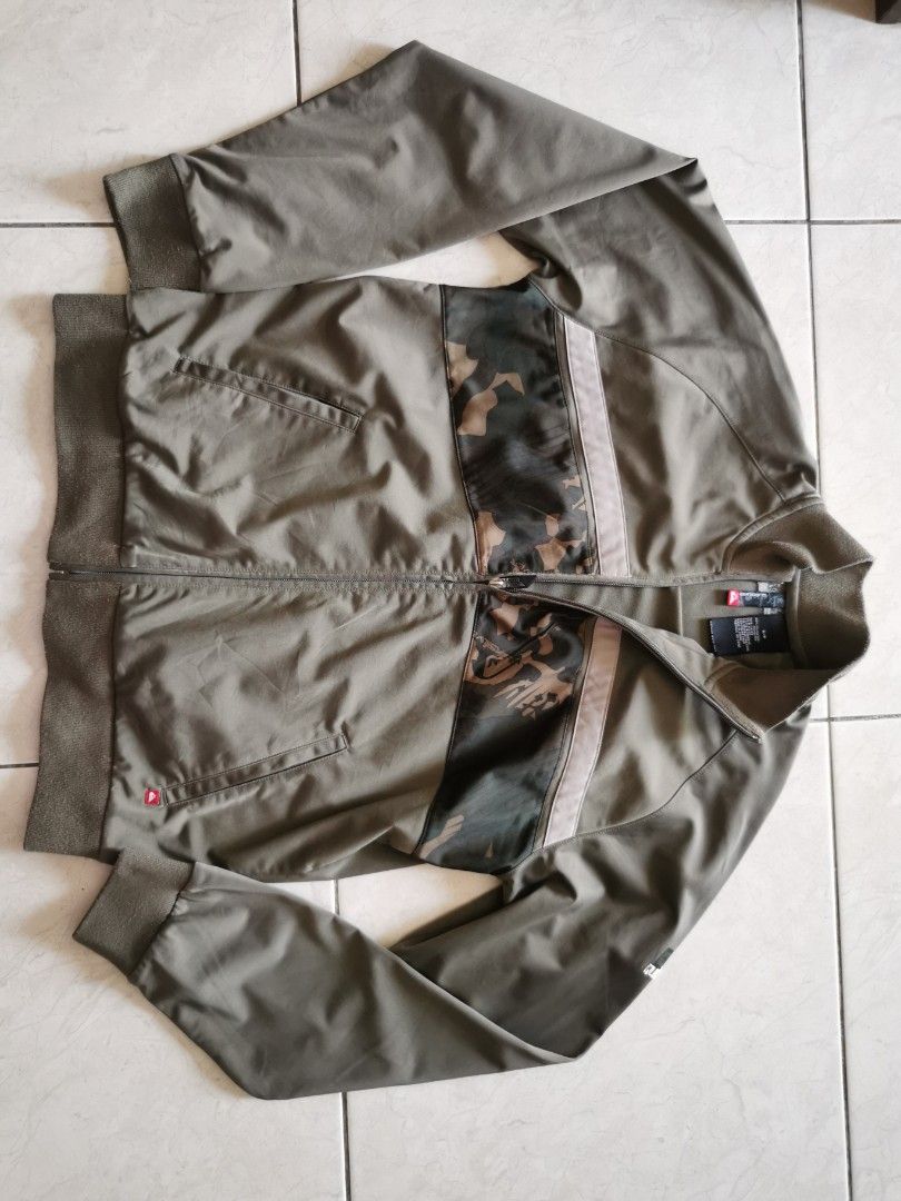 Quicksilver Jacket (Category: Coats, Jackets and Outerwear) located in Kuala Lumpur. Submitted by hanskeith1608 (Listing ID 1379164107, Image 1). Description: Quicksilver jacket. Polyester material. Good and new condition condition. Size, shoulder 58" Chest 58".