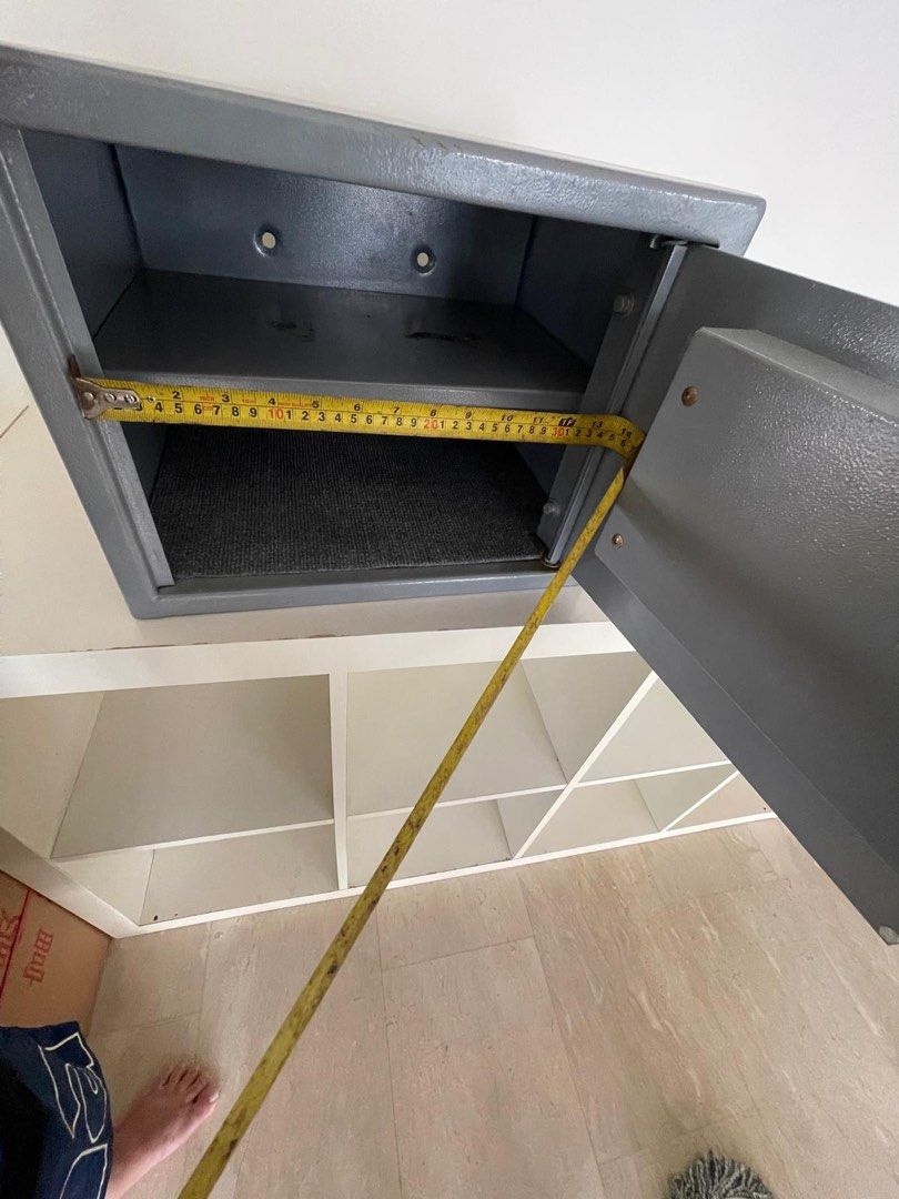 Safe box (Category: Safe) located in Singapore. Submitted by jojokoolkat (Listing ID 1379253847, Image 2). Description: Working condition safe. Letting go cheap .