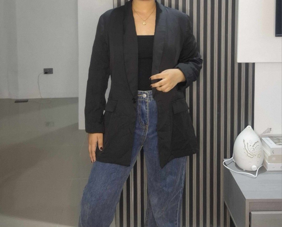 SHEIN Blazer for women (Size Large) (Category: Coats, Jackets and Outerwear) located in Manila. Submitted by c.marga20 (Listing ID 1379295949, Image 1). Description: Brand: Shein Color: Black Size: Large (Measurements) Bust: 40 inches Length: 32 inches Shoulder width: 16.5 inches Sleeve length: 24 inches Arm hole: 19 inches Sleeve hole: 13 inches.