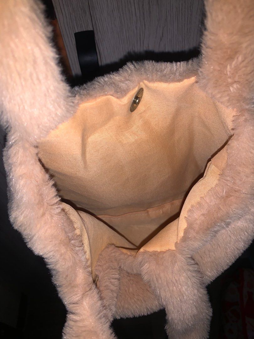 Small fluffy y2k bag (Category: Shoulder Bags) located in Cavite. Submitted by archimage (Listing ID 1379276965, Image 3). Description: No brand No flaws You will shoulder the shipping. Any courier is fine. Payment is gcash only .