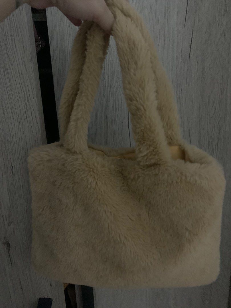 Small fluffy y2k bag (Category: Shoulder Bags) located in Cavite. Submitted by archimage (Listing ID 1379276965, Image 1). Description: No brand No flaws You will shoulder the shipping. Any courier is fine. Payment is gcash only .