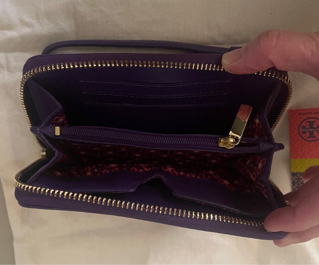 Tory Burch Robinson Zip Continental Wristlet (Category: Luxury Bags & Wallets) located in Quezon City. Submitted by desireeuy (Listing ID 1379237466, Image 3). Description: Brand new. Made of saffiano leather. With full zip closure. With multiple card slots and a zip coin pocket. Comes with wrist strap and dustbag. SP: P8,500 (SRP is P12,500) 💴: BDO, Chinabank, Unionbank, GCash 🛵Delivery via 3rd party courier (buyer’s expense) 📍New Manila, QC.