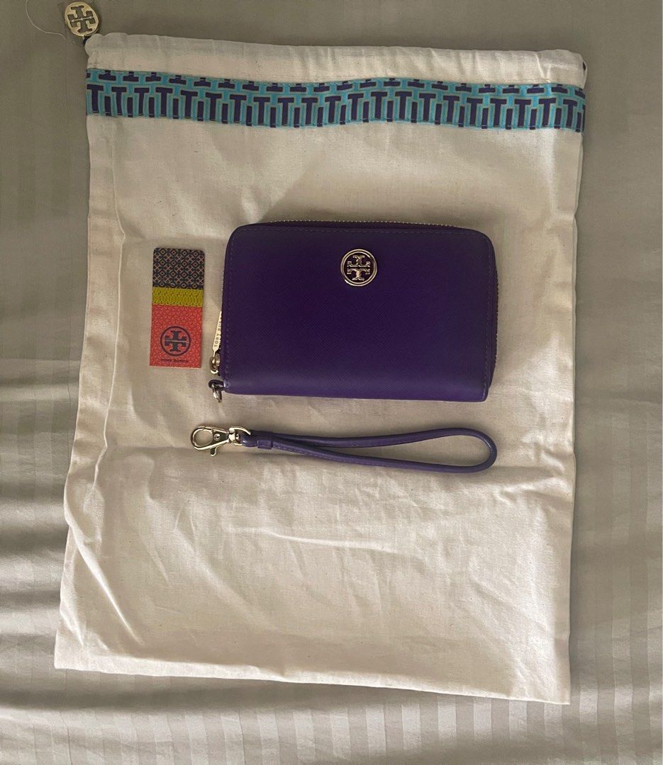 Tory Burch Robinson Zip Continental Wristlet (Category: Luxury Bags & Wallets) located in Quezon City. Submitted by desireeuy (Listing ID 1379237466, Image 2). Description: Brand new. Made of saffiano leather. With full zip closure. With multiple card slots and a zip coin pocket. Comes with wrist strap and dustbag. SP: P8,500 (SRP is P12,500) 💴: BDO, Chinabank, Unionbank, GCash 🛵Delivery via 3rd party courier (buyer’s expense) 📍New Manila, QC.
