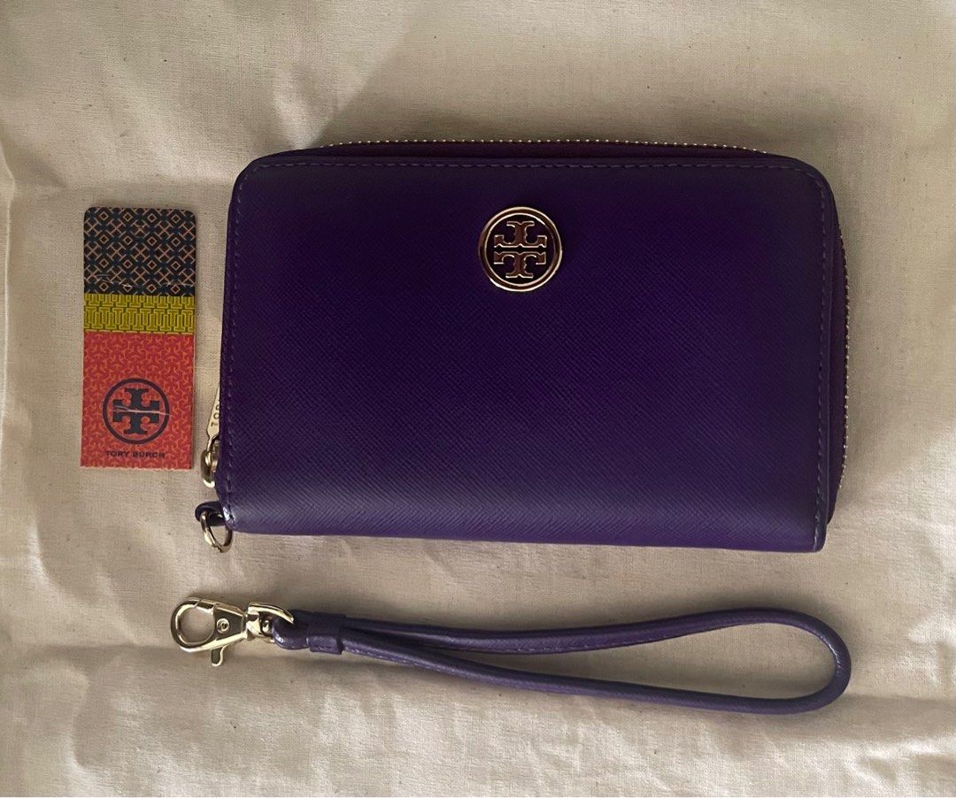 Tory Burch Robinson Zip Continental Wristlet (Category: Luxury Bags & Wallets) located in Quezon City. Submitted by desireeuy (Listing ID 1379237466, Image 1). Description: Brand new. Made of saffiano leather. With full zip closure. With multiple card slots and a zip coin pocket. Comes with wrist strap and dustbag. SP: P8,500 (SRP is P12,500) 💴: BDO, Chinabank, Unionbank, GCash 🛵Delivery via 3rd party courier (buyer’s expense) 📍New Manila, QC.