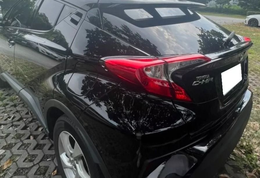 由 vivian19932004 (刊登 ID 1379206495，圖片 3) 提交，位於 新北市 (New Taipei) 的 Toyota C-HR 2018款 黑色 (類別：汽車出售)，說明：🔥廠牌型號: Toyota C-HR 2018款 黑色 🔹行駛里程: 7萬 🔹引擎燃料: 汽油 🔹排氣量: 1.2L 🔹變速系統: 手自排 🔹驅動系統: 2WD 🔹車門: 2門5座 💥認證中古車 歡迎你來帶回家💥 💥車輛應有盡有 趕緊來搶便宜💥 ⚠️車商賣車 同行勿擾⚠️ 💎五大保證💎 💯里程保證 💯無營業車 💯無泡水車 💯無重大事故 💯車身引擎號碼無非法變造 💯非計程車 💎 安心保障： ✅ 第三方認證 & 專業鑑定 ✅ 無泡水、無重大事故、無營業車 ✅ 里程保證，原鈑件可認證 ✅ 車況透明，不符認證表全額退費 ◎歡迎私訊預約賞車◎ ⭐️謝絕車商 ⭐️周一至周日 早上10點到晚上18點 ⭐️不限地區，專人一對一服務 ⭐️賞車前請提前一個小時預約 ⭐️提