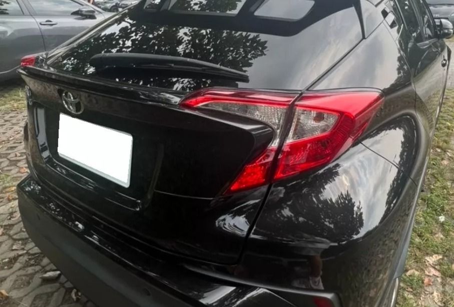 由 vivian19932004 (刊登 ID 1379206495，圖片 2) 提交，位於 新北市 (New Taipei) 的 Toyota C-HR 2018款 黑色 (類別：汽車出售)，說明：🔥廠牌型號: Toyota C-HR 2018款 黑色 🔹行駛里程: 7萬 🔹引擎燃料: 汽油 🔹排氣量: 1.2L 🔹變速系統: 手自排 🔹驅動系統: 2WD 🔹車門: 2門5座 💥認證中古車 歡迎你來帶回家💥 💥車輛應有盡有 趕緊來搶便宜💥 ⚠️車商賣車 同行勿擾⚠️ 💎五大保證💎 💯里程保證 💯無營業車 💯無泡水車 💯無重大事故 💯車身引擎號碼無非法變造 💯非計程車 💎 安心保障： ✅ 第三方認證 & 專業鑑定 ✅ 無泡水、無重大事故、無營業車 ✅ 里程保證，原鈑件可認證 ✅ 車況透明，不符認證表全額退費 ◎歡迎私訊預約賞車◎ ⭐️謝絕車商 ⭐️周一至周日 早上10點到晚上18點 ⭐️不限地區，專人一對一服務 ⭐️賞車前請提前一個小時預約 ⭐️提