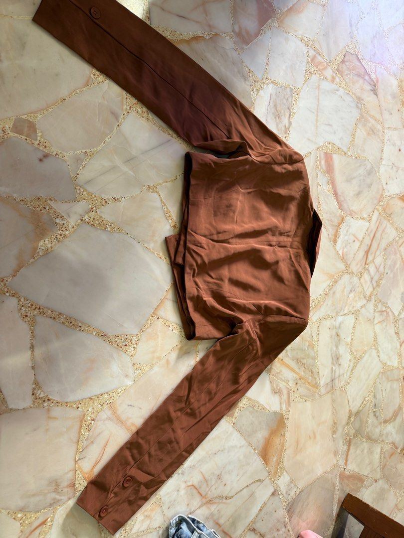 TSS BROWN CROPPED SUIT BLAZER (Category: Coats, Jackets and Outerwear) located in Singapore. Submitted by dianalghl (Listing ID 1379211750, Image 3). Description: Brown cropped suit jacket Shoulders 39cm Length 33cm.
