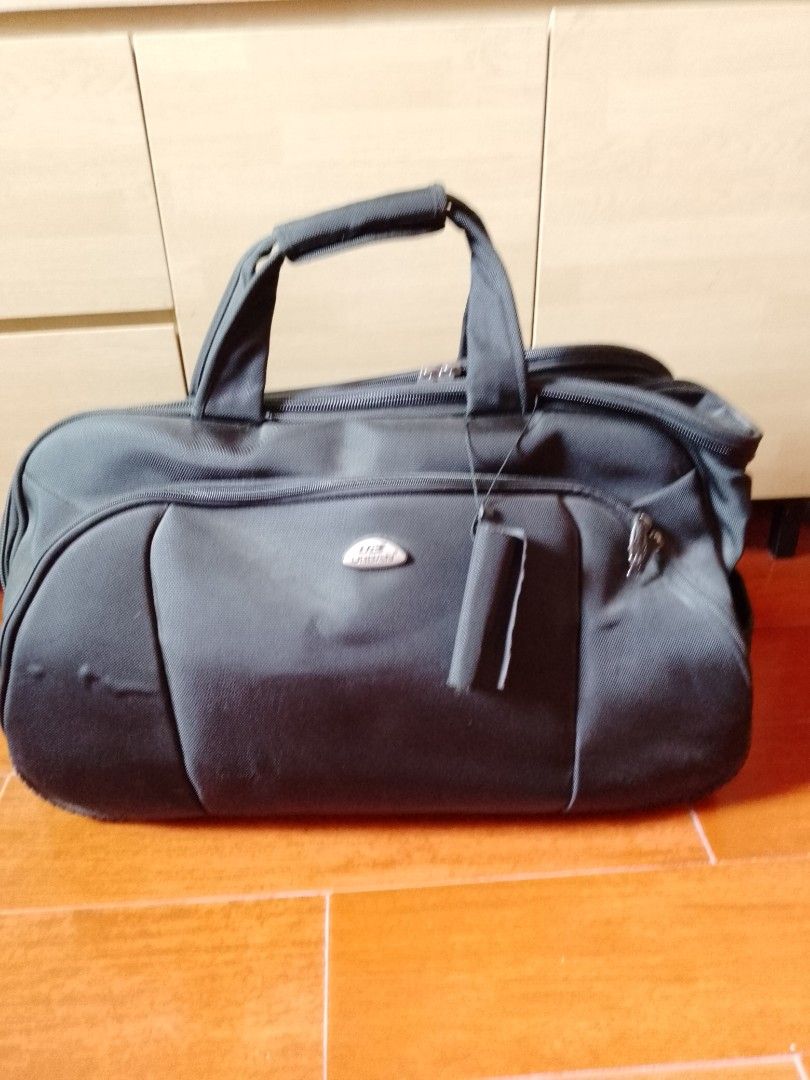 Urban Luggage with handle and wheels (Category: Luggage) located in Pasig City. Submitted by marjukka (Listing ID 1379172537, Image 1). Description: Unused Natago lang ng matagal With collapsible handle and wheels Good condition at maraming pockets Black and Sturdy.