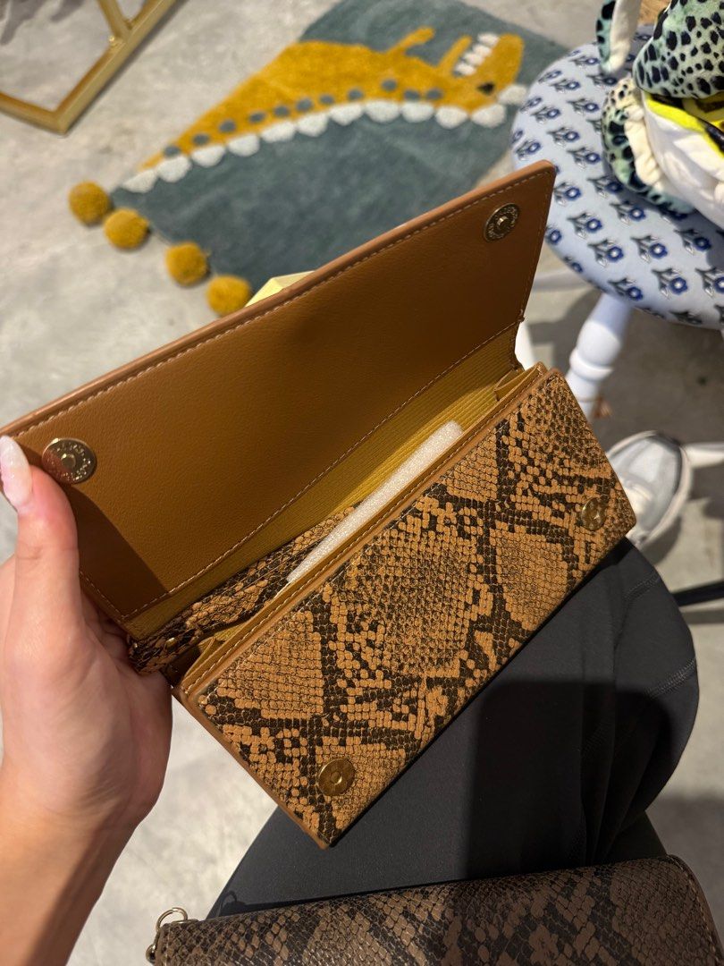 wallets (Category: Wallets & Card holders) located in Kuala Lumpur. Submitted by miglets101 (Listing ID 1379309326, Image 3). Description: wallets - brand new in perfect condition - RM60 each, take two RM100.
