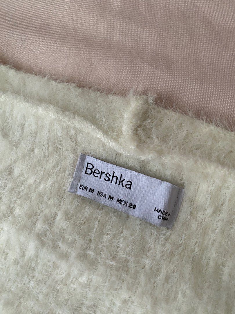 White Bershka Sweater (Category: Coats, Jackets and Outerwear) located in Angeles City. Submitted by hellobeev (Listing ID 1379172961, Image 2). Description: White Bershka Sweater - only worn twice - vv cute - size m on tag so its a bit loose on me - mop : gcash - mod : j&t.
