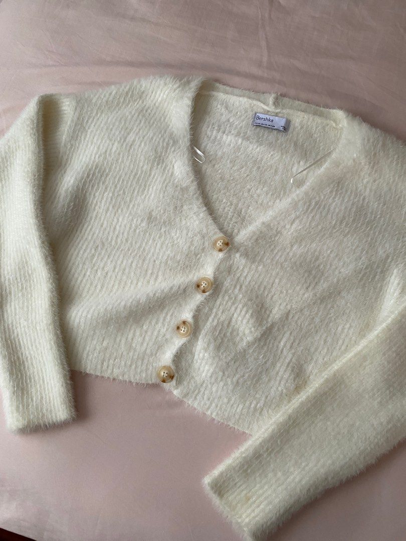 White Bershka Sweater (Category: Coats, Jackets and Outerwear) located in Angeles City. Submitted by hellobeev (Listing ID 1379172961, Image 1). Description: White Bershka Sweater - only worn twice - vv cute - size m on tag so its a bit loose on me - mop : gcash - mod : j&t.