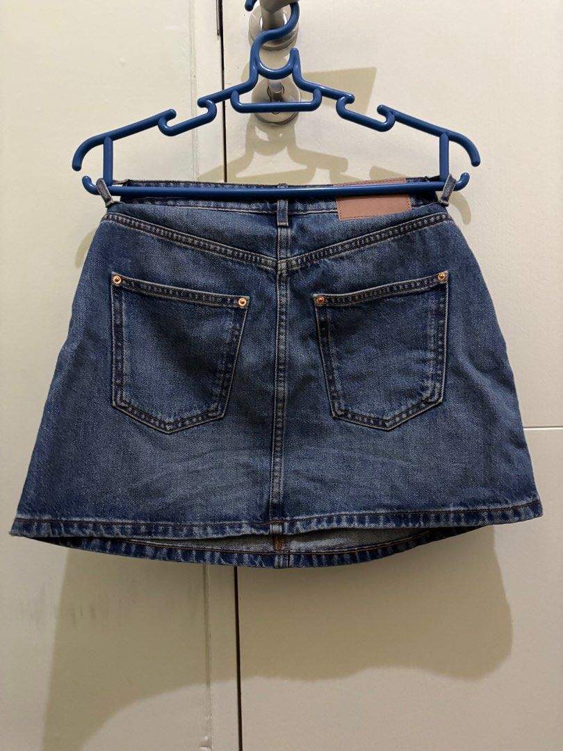 Zara Denim Skirt - SIZE XS (Category: Skirts) located in Pasig City. Submitted by hahaloserr (Listing ID 1379254793, Image 2). Description: Used once.