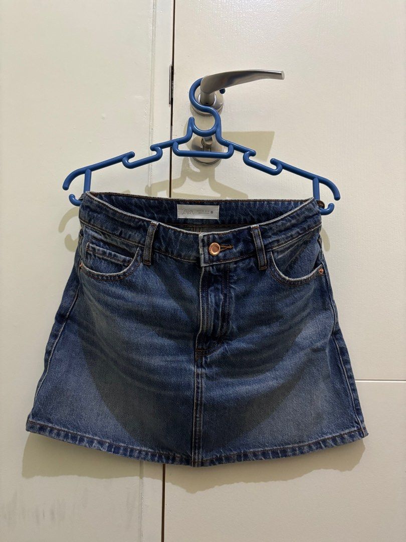Zara Denim Skirt - SIZE XS (Category: Skirts) located in Pasig City. Submitted by hahaloserr (Listing ID 1379254793, Image 1). Description: Used once.