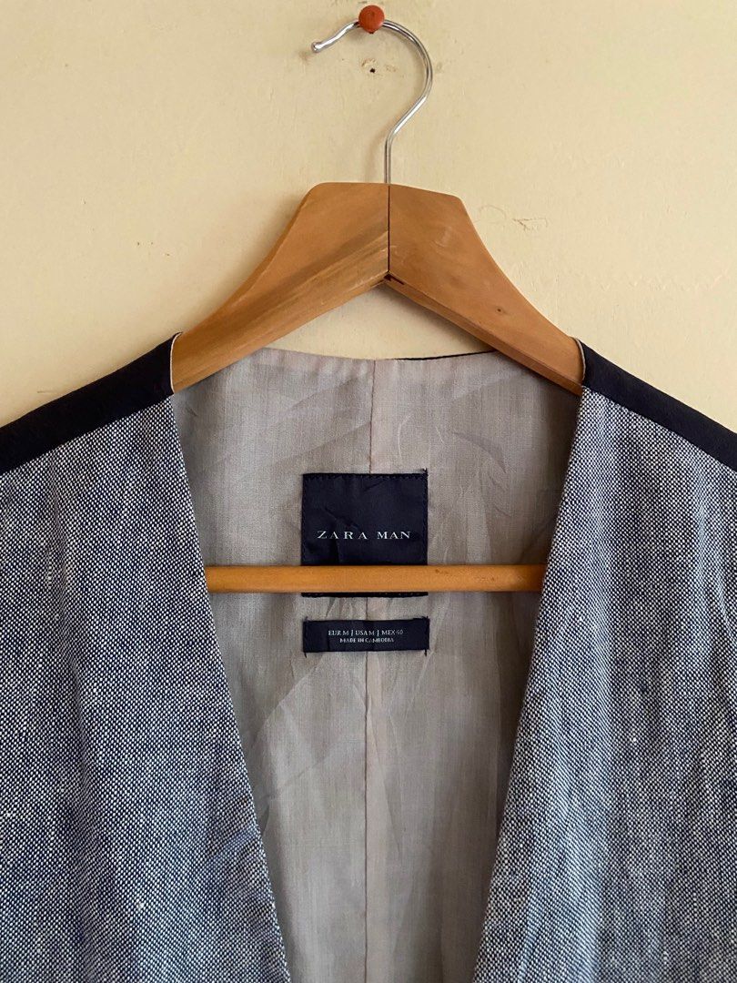 ZARA MEN VEST (Category: Vests) located in Cagayan de Oro. Submitted by _tstudiooo (Listing ID 1379170102, Image 3). Description: Size: Medium W19.5 L25 Color10/10 Condition 10/10 Issue: x .