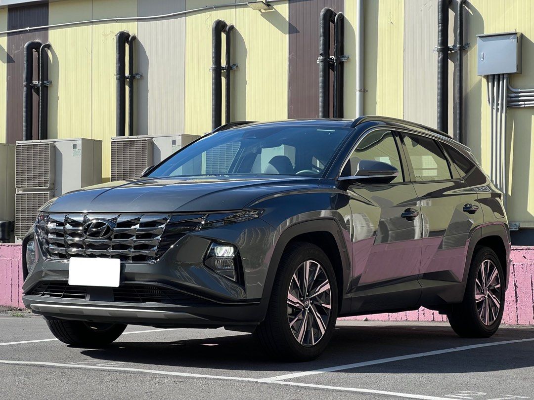 由 li8787 (刊登 ID 1379365269，圖片 1) 提交，位於 台北市 (Taipei) 的 2024年 Tucson L 油電B款 只跑3000 (類別：汽車出售)，說明：《新車的品質，二手的價格，原廠的服務》 出售：2024年 Hyundai Tucson L GLTH-B 油電 里程：3000公里，極品里程 全車原鈑件，原漆，合約保證車況 新車原廠五年保固，無後顧之憂 一一一重點配備一一一 -LED車尾貫穿式光條 -全景式電動玻璃天窗 -智慧型感應式電動尾門 -電子防眩後視鏡 -Qi無線充電座 -電子手煞車+Auto Hold -Smart Key智慧免鑰匙系統 -駕駛座10向電動調整 -10.25吋數位儀表 -10.25吋觸控多媒體 -Apple CarPlay/Android Auto -電子線傳排檔 -Hyundai SmartSense跟車系統 《實車在店、實價刊登，杜絕不實廣告》 開價金額｜103萬，賞車議價 銷售專員｜李嘉昕0972-962-659(可+L