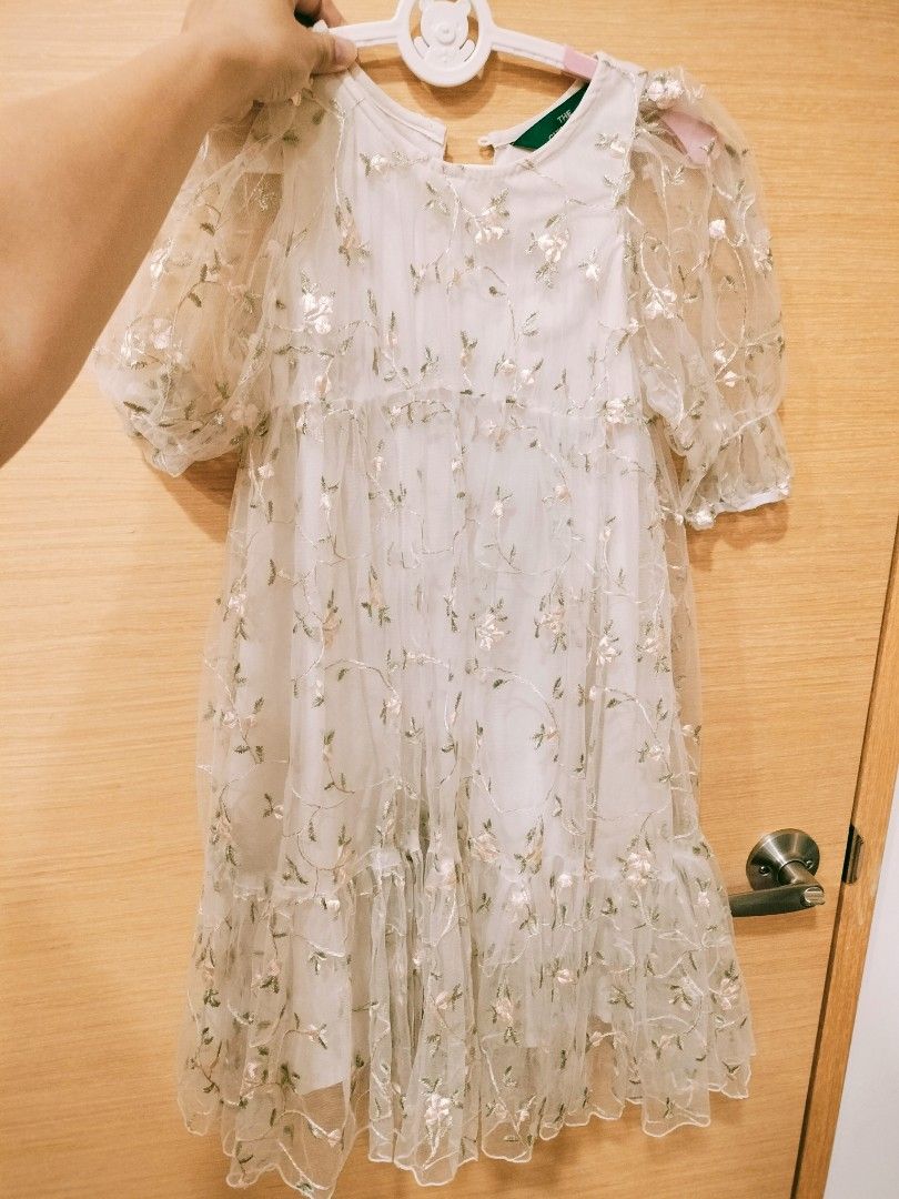 由 cusack313 (刊登 ID 1379361885，圖片 2) 提交，位於 新北市 (New Taipei) 的 女童5歲碎花透明泡泡袖小洋裝 (類別：嬰兒及兒童流行時尚)，說明：尺寸 : 5歲適穿 照片的小女生是5歲半 (供參考) 無髒汙。